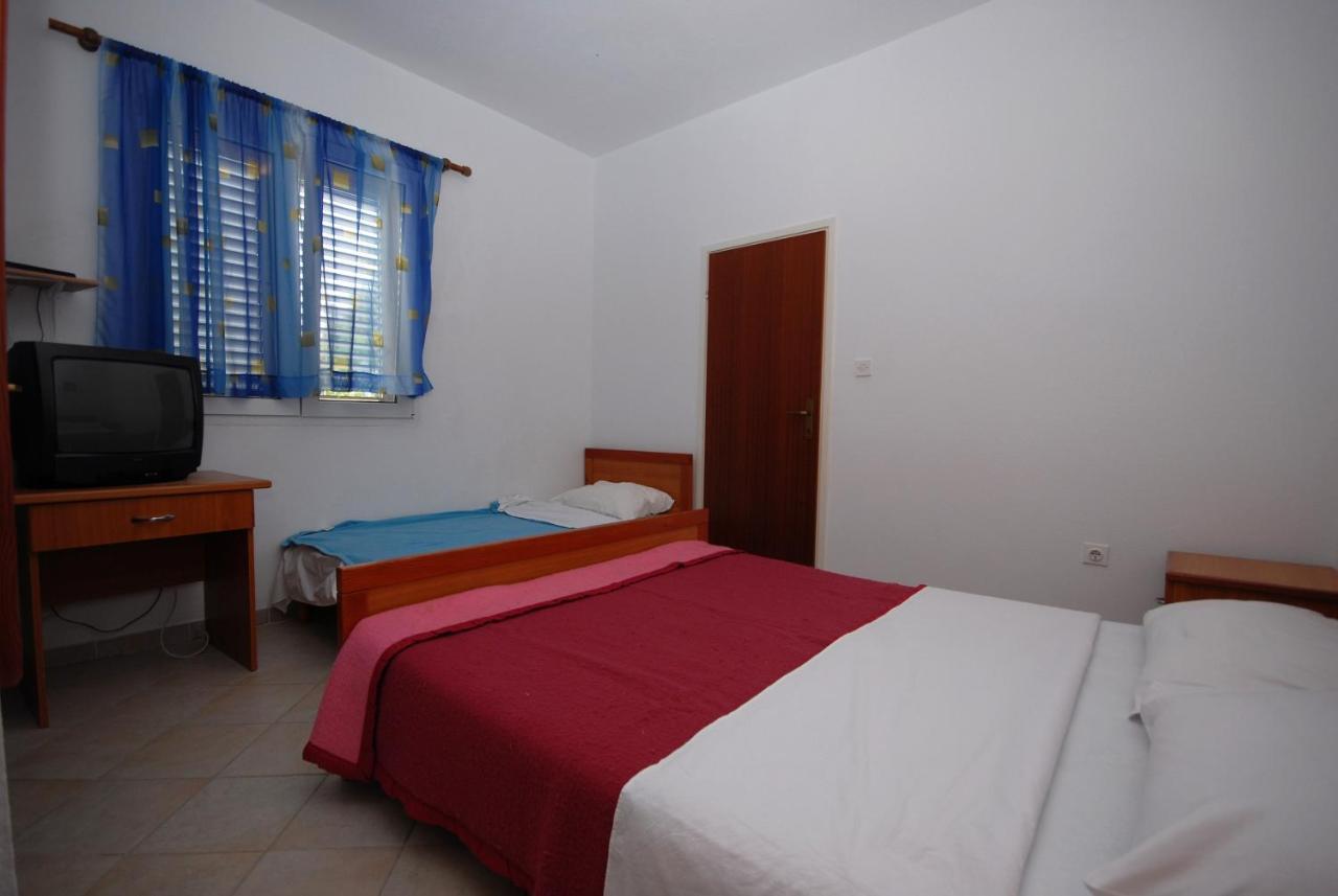 Apartments And Rooms With A Swimming Pool Kali, Ugljan - 14083 Exterior photo